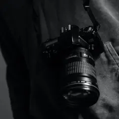 Ile kosztuje godzina fotografa? Stawki netto 2024 + czynniki cenowe