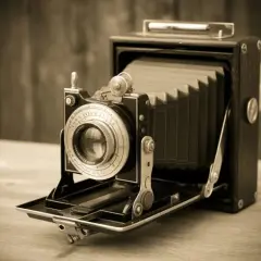 Kiedy powstał pierwszy aparat fotograficzny? Historia i kluczowe daty