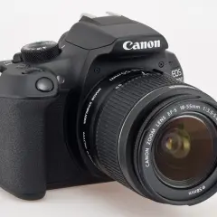 Canon 1300D w 2025: Warto kupić? Wady, zalety i alternatywy
