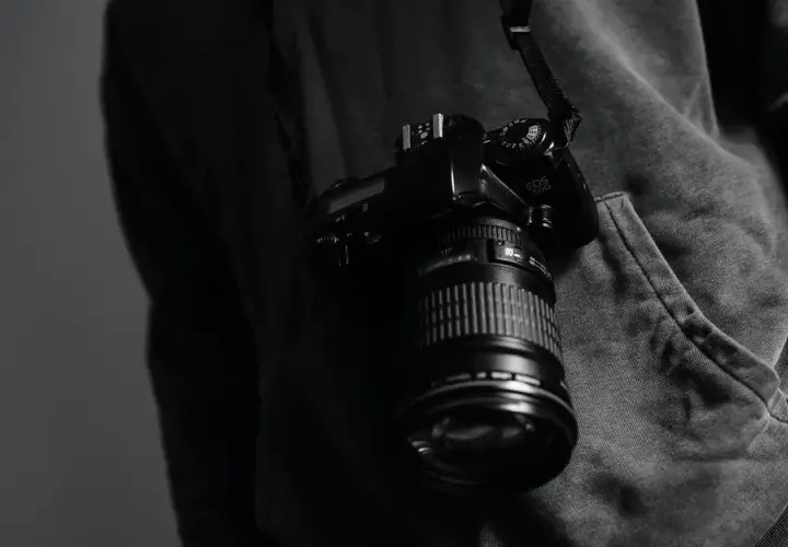 Ile kosztuje godzina fotografa? Stawki netto 2024 + czynniki cenowe
