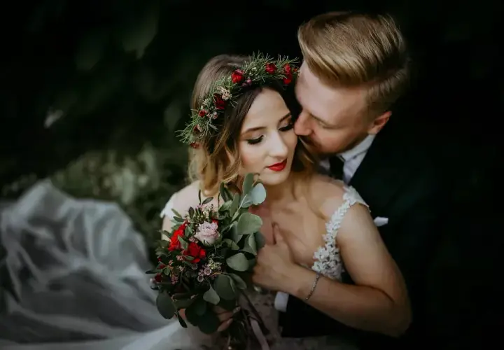Fotograf czy kamerzysta na ślub? Poradnik i koszty