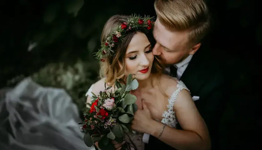Fotograf czy kamerzysta na ślub? Poradnik i koszty