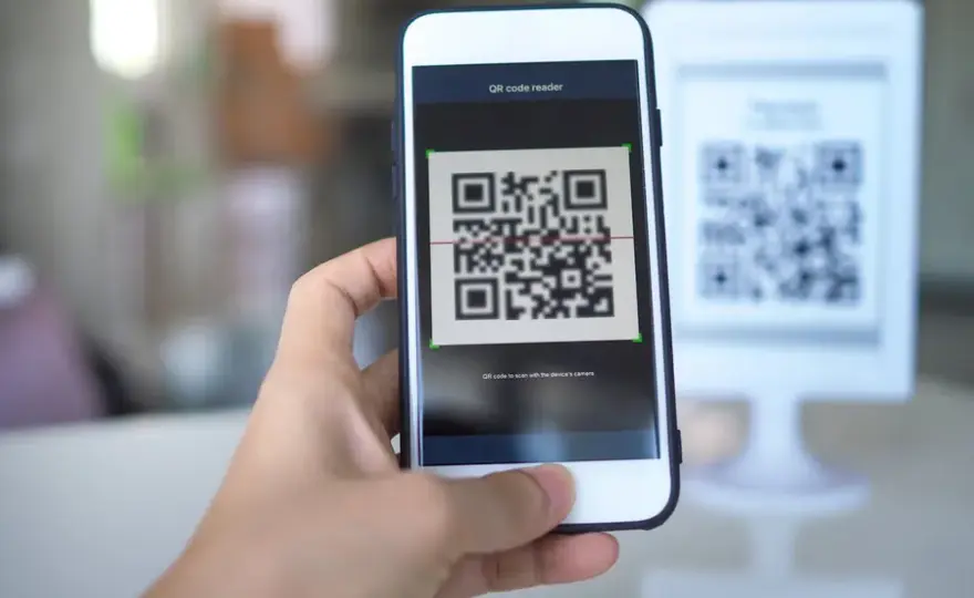 Jak zeskanować kod QR telefonem? Prosty przewodnik (Android, iPhone)