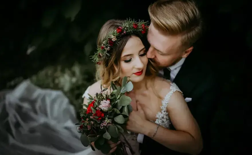 Fotograf czy kamerzysta na ślub? Poradnik i koszty