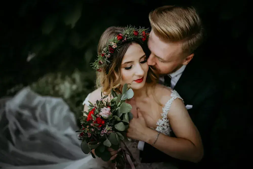 Fotograf czy kamerzysta na ślub? Poradnik i koszty