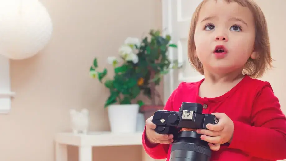 dziecko z aparatem fotograficznym lustrzanką