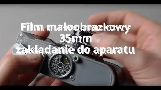 zakładanie końcówki filmu do szpuli aparatu 35mm