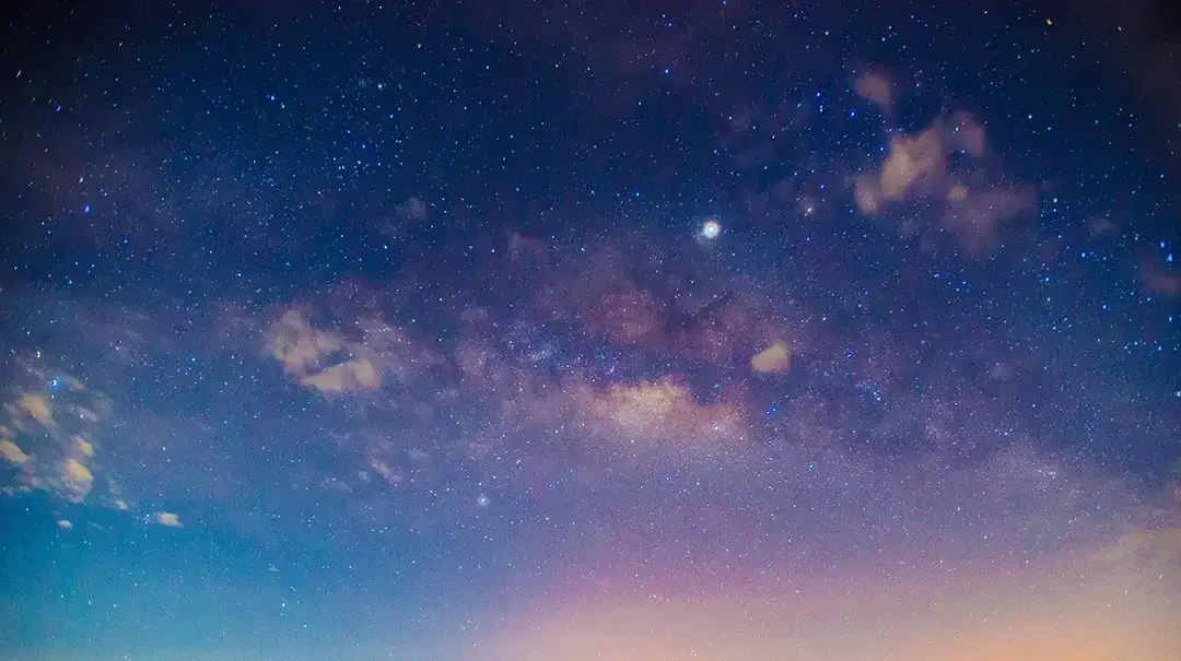 Piękne zdjęcie nocnego nieba z gwiazdami wykonane telefonem